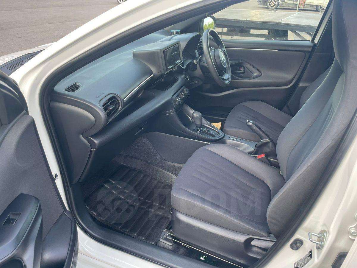 Toyota Yaris 2020, Yaris 2020 бензин 1.5 хэтчбек Б/У Барнаул