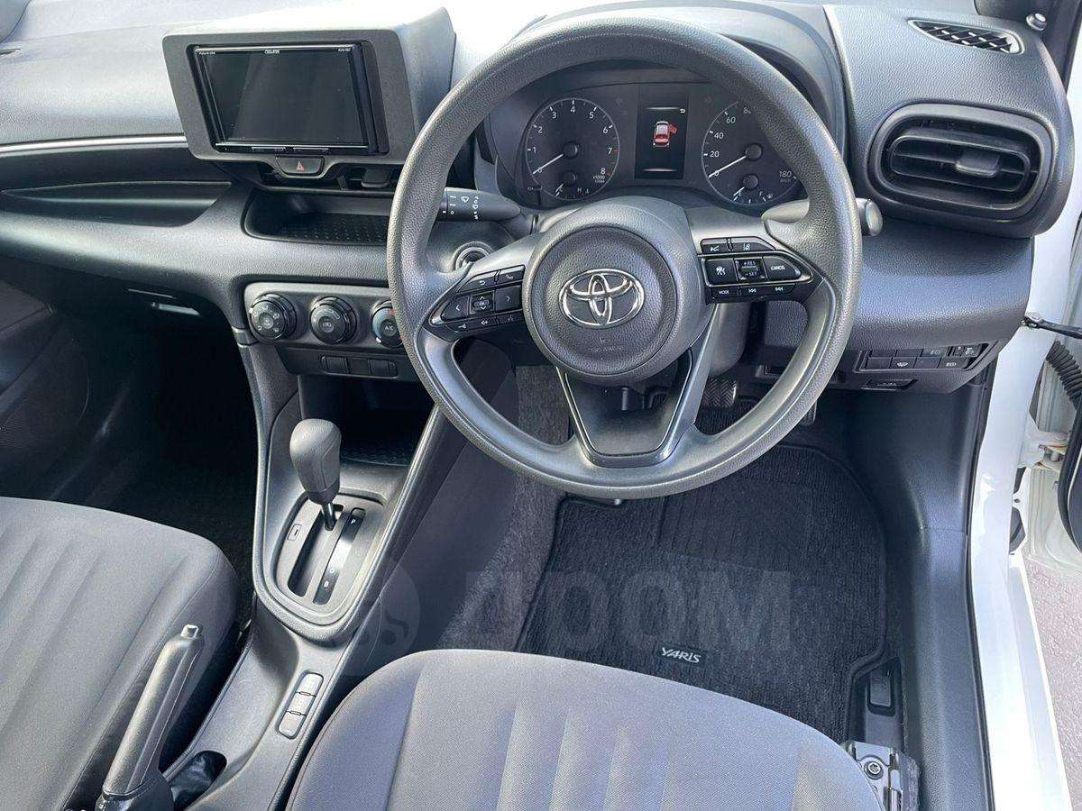 Toyota Yaris 2020, Yaris 2020 бензин 1.5 хэтчбек Б/У Барнаул