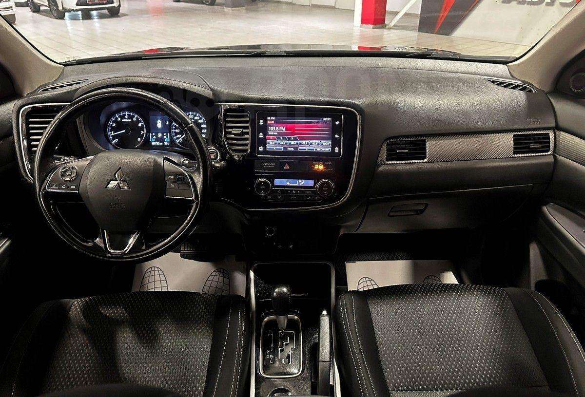 Mitsubishi Outlander 2018, Outlander 2018 бензин 2 внедорожник Б/У Красноярск