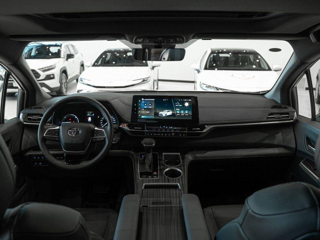Toyota Sienna 2024, Sienna 2024 2.5 минивэн Б/У Москва