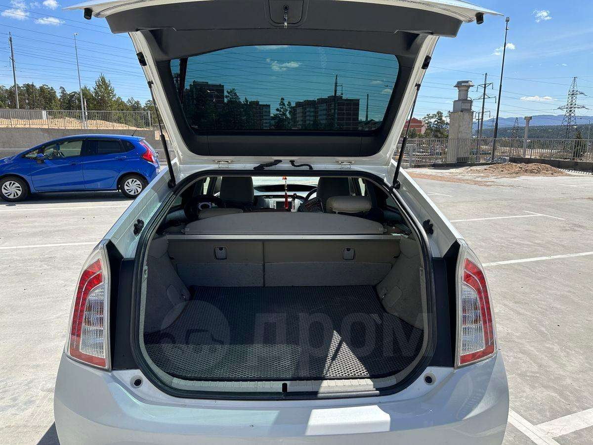 Toyota Prius 2013, Prius 2013 бензин 1.8 лифтбек Б/У Улан-Удэ